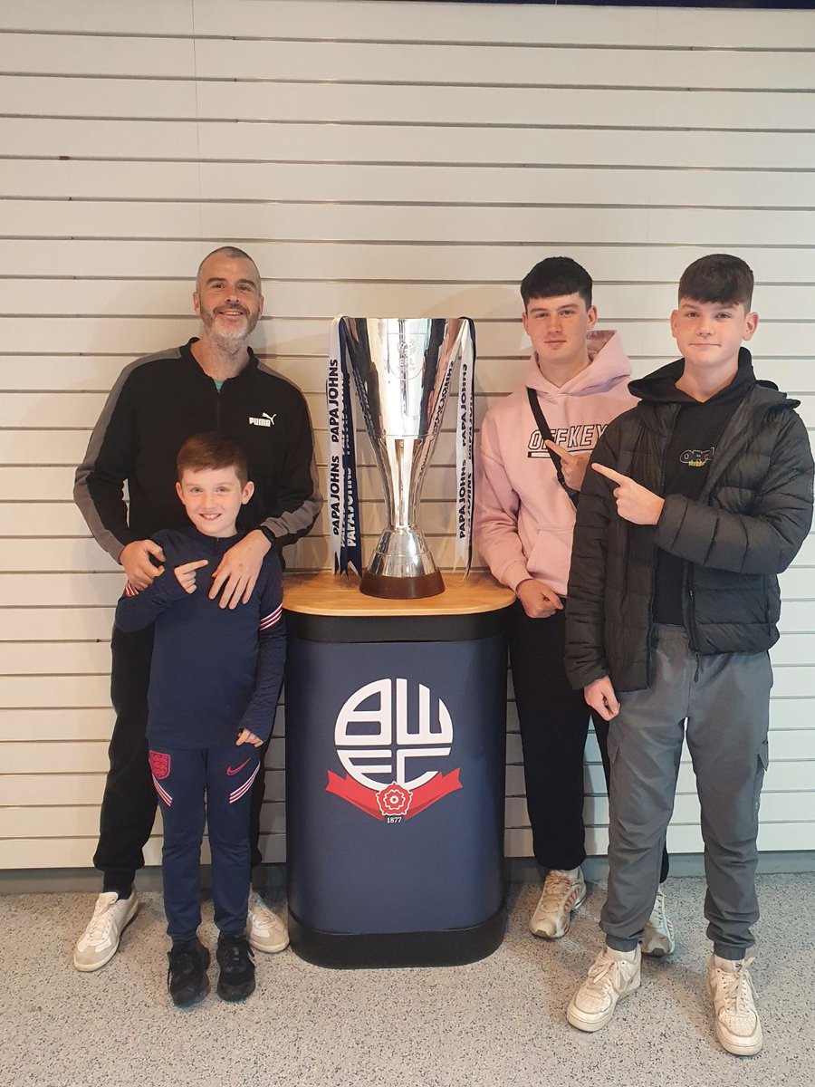 mylifewithboys4's tweet photo. Willder boys (less 1) with @PapaJohns Trophy #bwfc https://t.co/B8eGb0BfGM