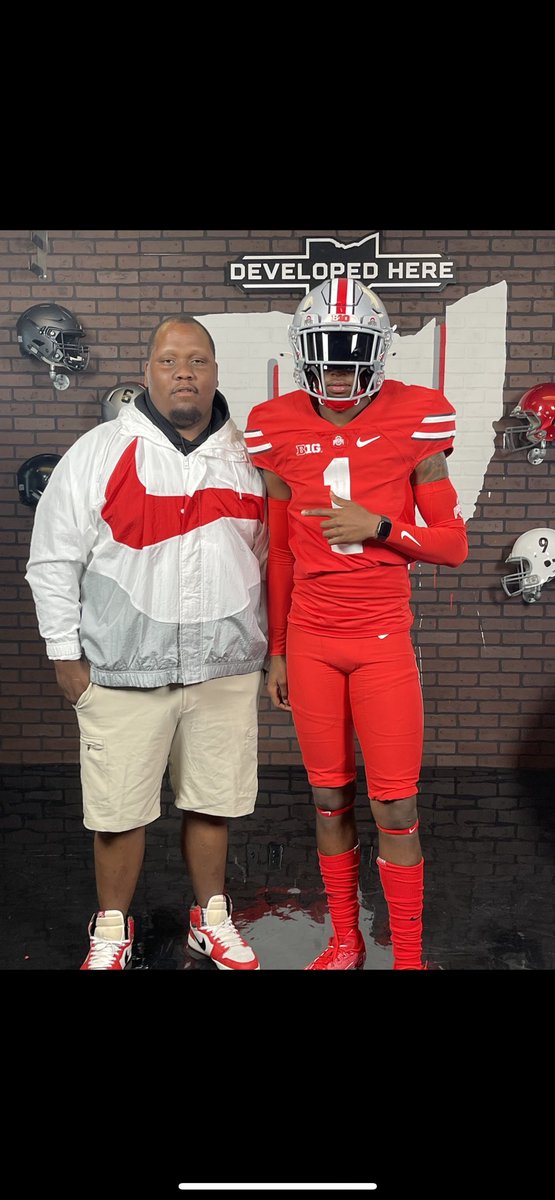 andrelovett_cfk's tweet photo. I had a great time at The Ohio State 🔴⚪️!! Thanks for having me again 🙏🏾🤘🏾. #GoBucks  @brianhartline @EDGYTIM @Rivals_Clint @adamgorney @AllenTrieu @Bryan_Ault @MohrRecruiting @CoachM_Willis @Deshaun2Wright https://t.co/Iv56KiQCCG