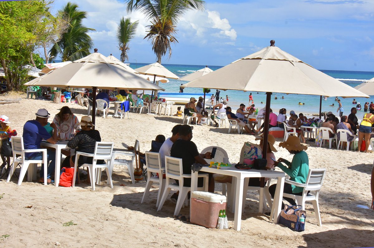 Más de 180 mil turistas visitan el país esta #SemanaSanta depaseo.com.do/noticias_det.p… #turismo #noticias