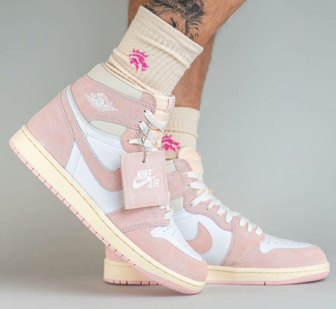 JustFreshKicks's tweet photo. Air Jordan 1 High OG "Washed Pink" Releasing This Month 🐷 https://t.co/0dCyXlbl7w https://t.co/sCHA7WxJxk