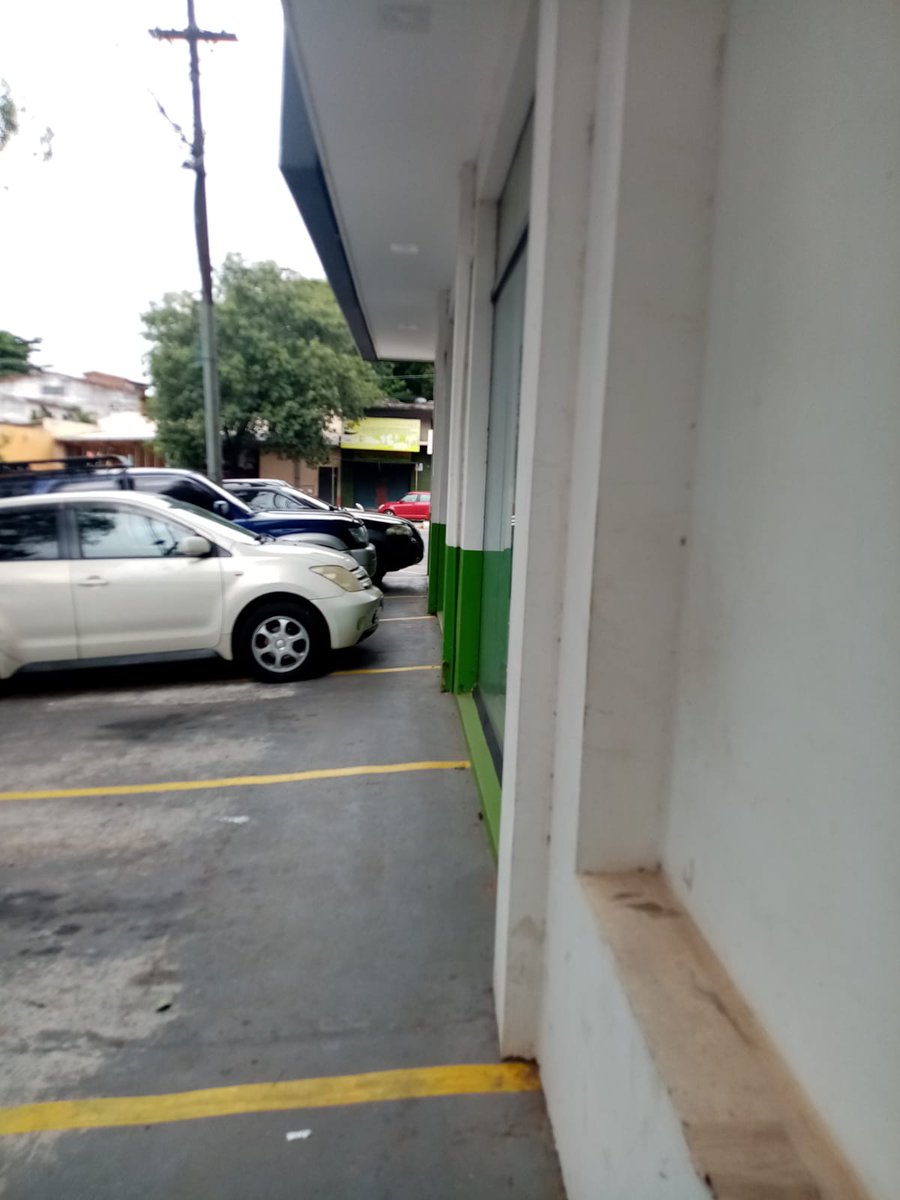 luislopez474's tweet photo. @asu_transito  por favor si envian agentes para despejar las veredas sobre la calle Tte. Alvarenga entre Eusebio Ayala y José Asunción Flores, cosas de todos  los dias es https://t.co/p7cwk99fKy