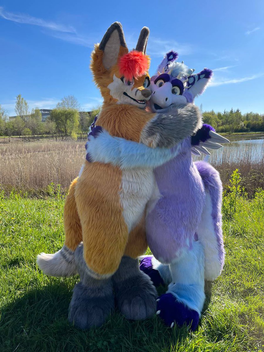 A big fluffy hug for this #FursuitFriday #Fauntastic3 <a href="/SheenaKitsune/">Sheena Kitsune</a>