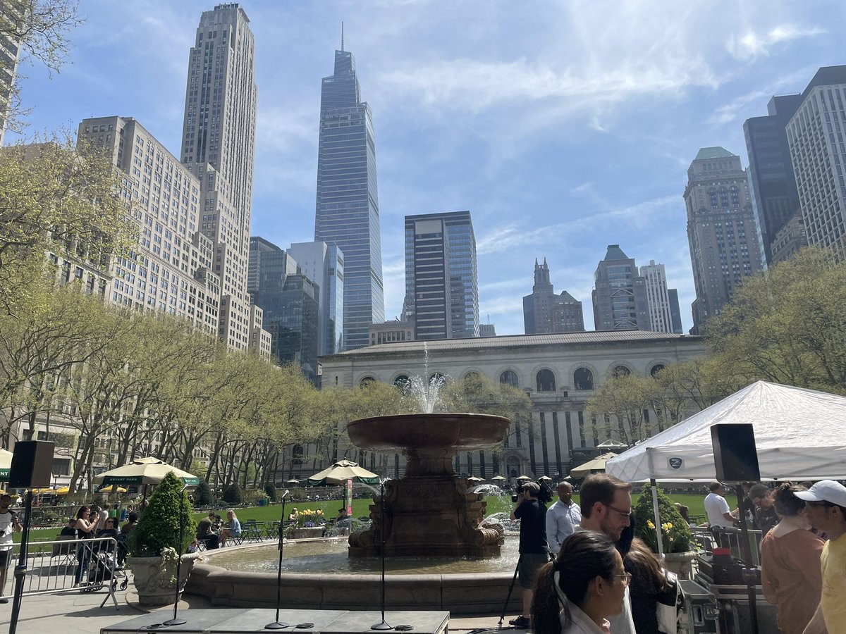 Douglas4Moray's tweet image. I’m out in New York for Tartan Week with the Scottish Affairs Committee.  Great to be in a very sunny Bryant Park this afternoon enjoying outstanding performances including the St Columba's School, Kilmacolm pipe band.