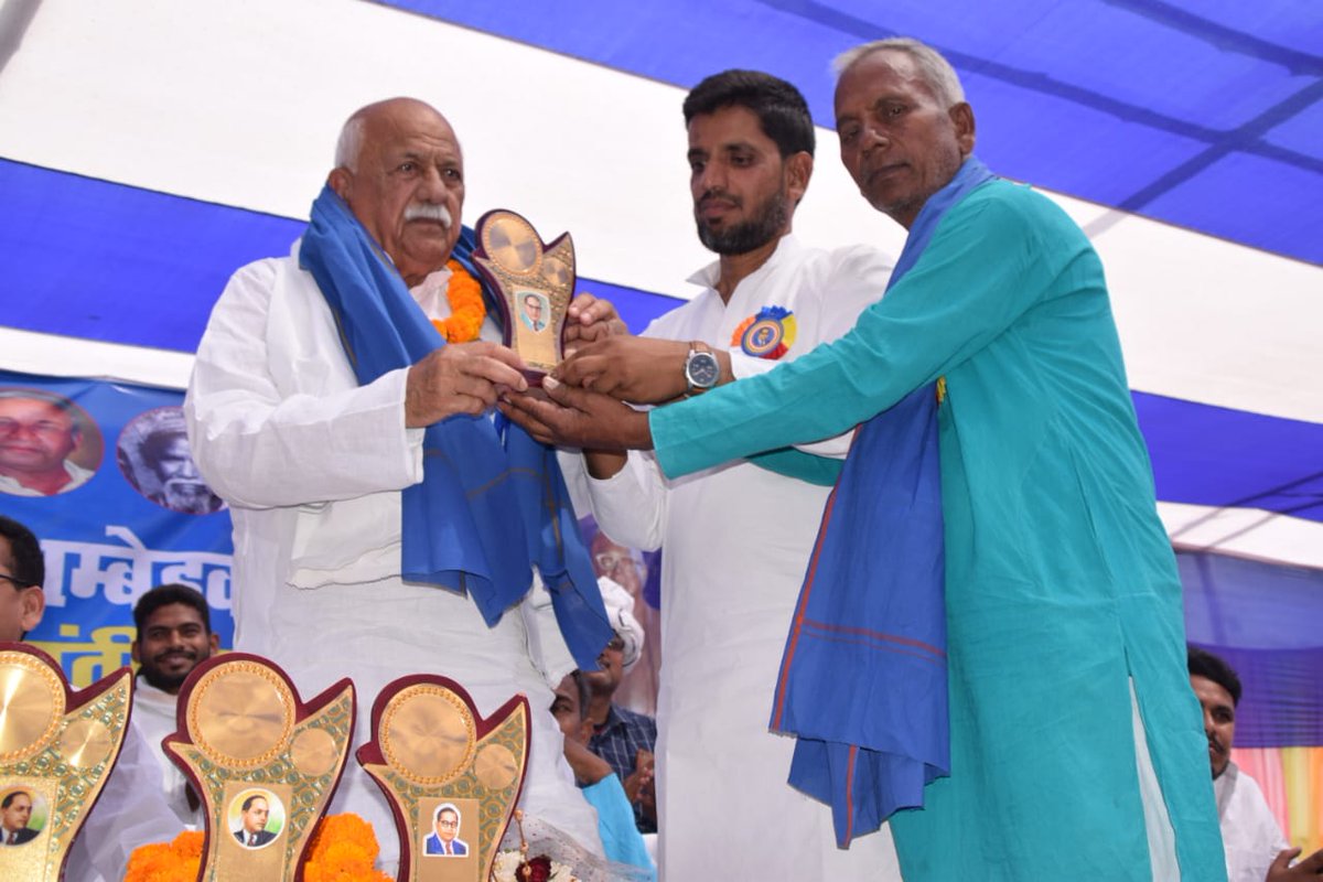 HarishankarRJD's tweet photo. अंबेडकर जयंती के मौके पर प्रखंड परिसर रघुनाथपुर में बाबा साहेब डॉ भीमराव अंबेडकर जी की धातु से बनी नई मूर्ति का अनावरण किया।

बाबासाहेब के दिखाए हुए पथ पर सभी देशवासी चलें एवं संविधान की सुरक्षा के लिए सभी तत्पर रहें, यही मेरी कामना है। https://t.co/CCYzHQRjC4