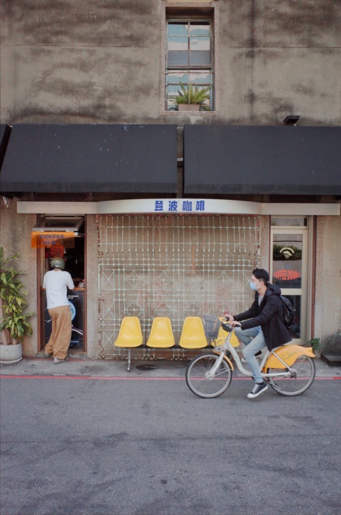 Dawang Breakfast puts a twist to Taiwanese breakfast👌👌👌 Boss lady is incredibly cool and kind. Coffee Dumbo a few doors down the street. All along linear park by ZhongShan MRT #Taipei
