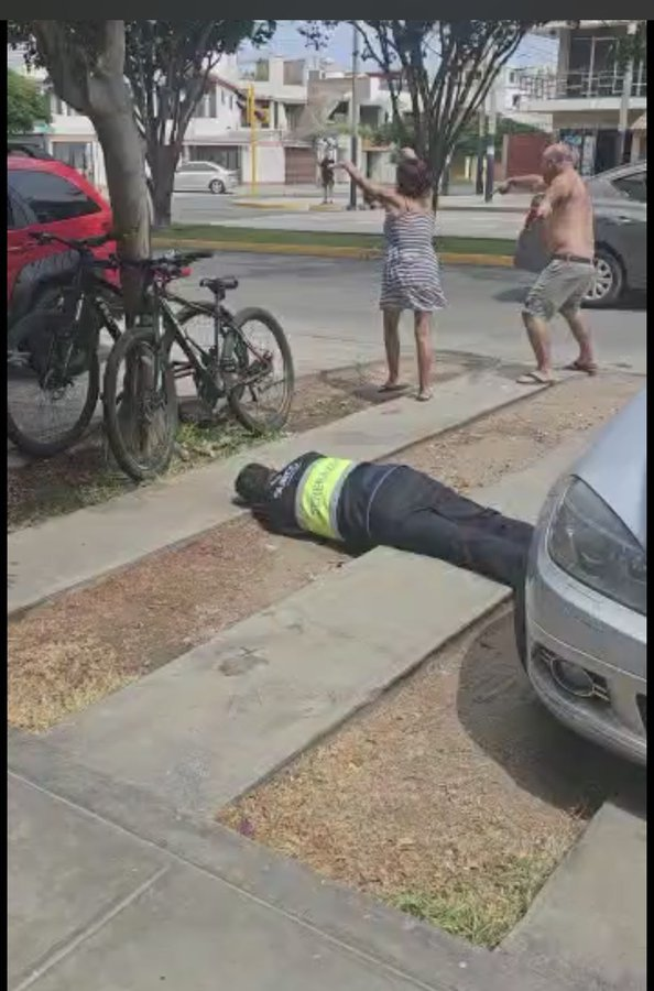 PKN2023's tweet photo. #URGENTE
🇻🇪 A sangre fría
Ciudadano venezolano dispara a agente municipal en la cabeza en Surco, distrito de Lima, Perú https://t.co/dMmxr099Xu