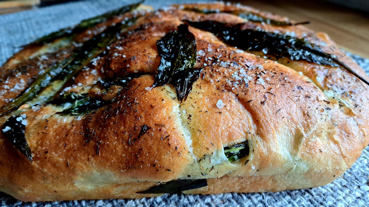 Ivycottagebaker's tweet photo. Wild garlic heaven at Ivy Cottage Baker a sourdough, a tin loaf and a focaccia #scratchandsniff #baking #breadmaking #breaducation #breadporn https://t.co/dJvtiySiMx