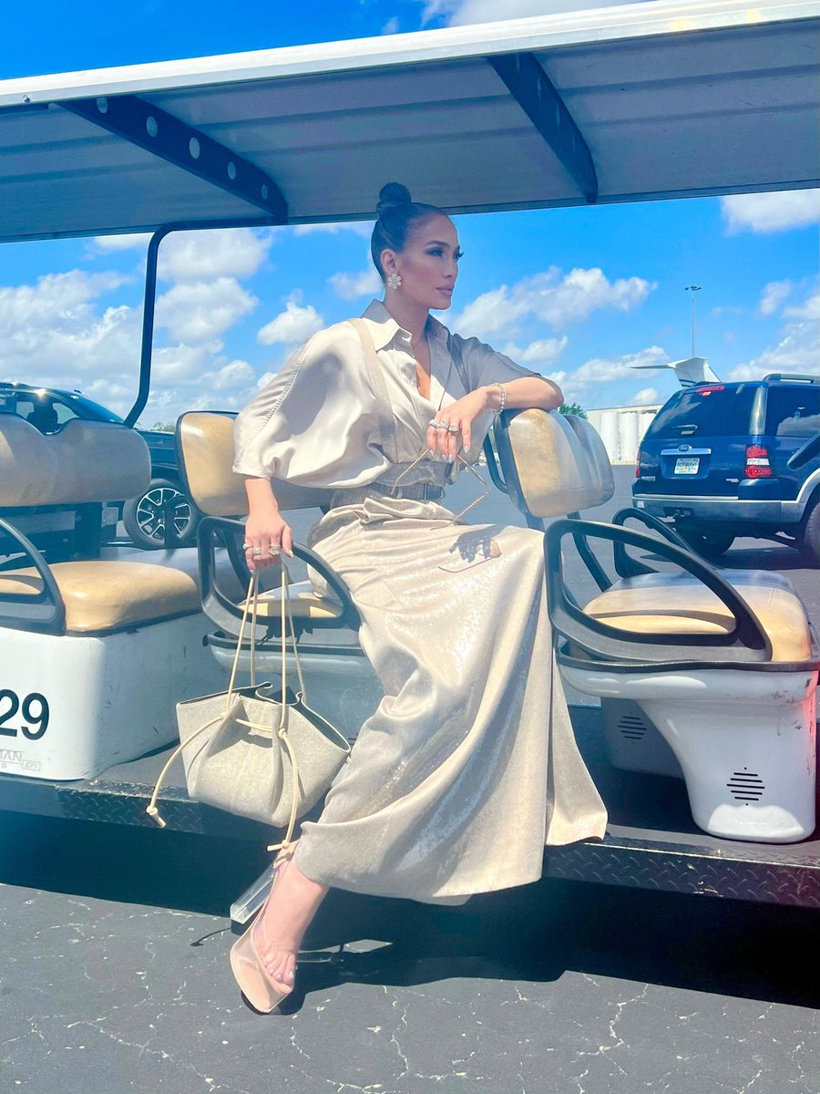 JLo's tweet photo. Outfit check ✔️ @delolalife @jlobeauty https://t.co/EPm6KSc6pN