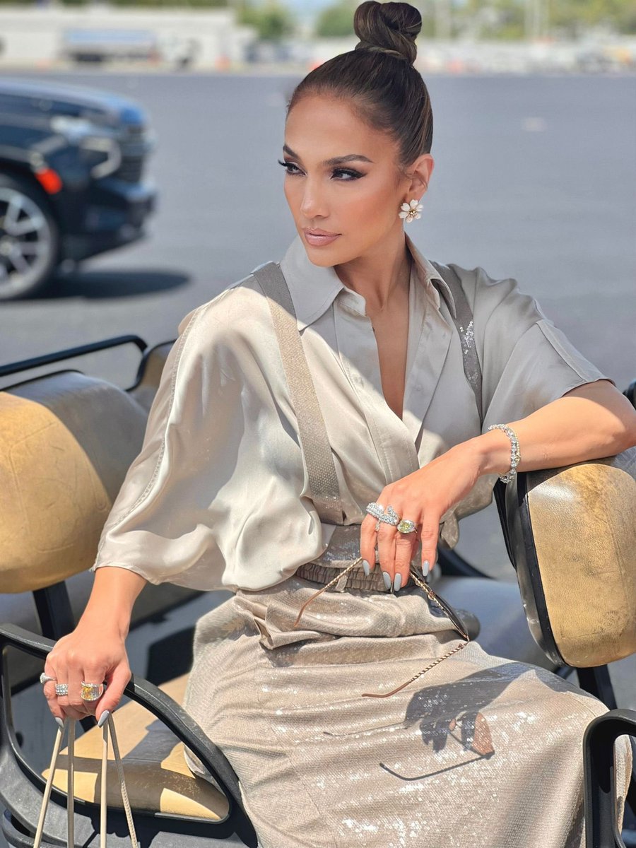 JLo's tweet photo. Outfit check ✔️ @delolalife @jlobeauty https://t.co/EPm6KSc6pN