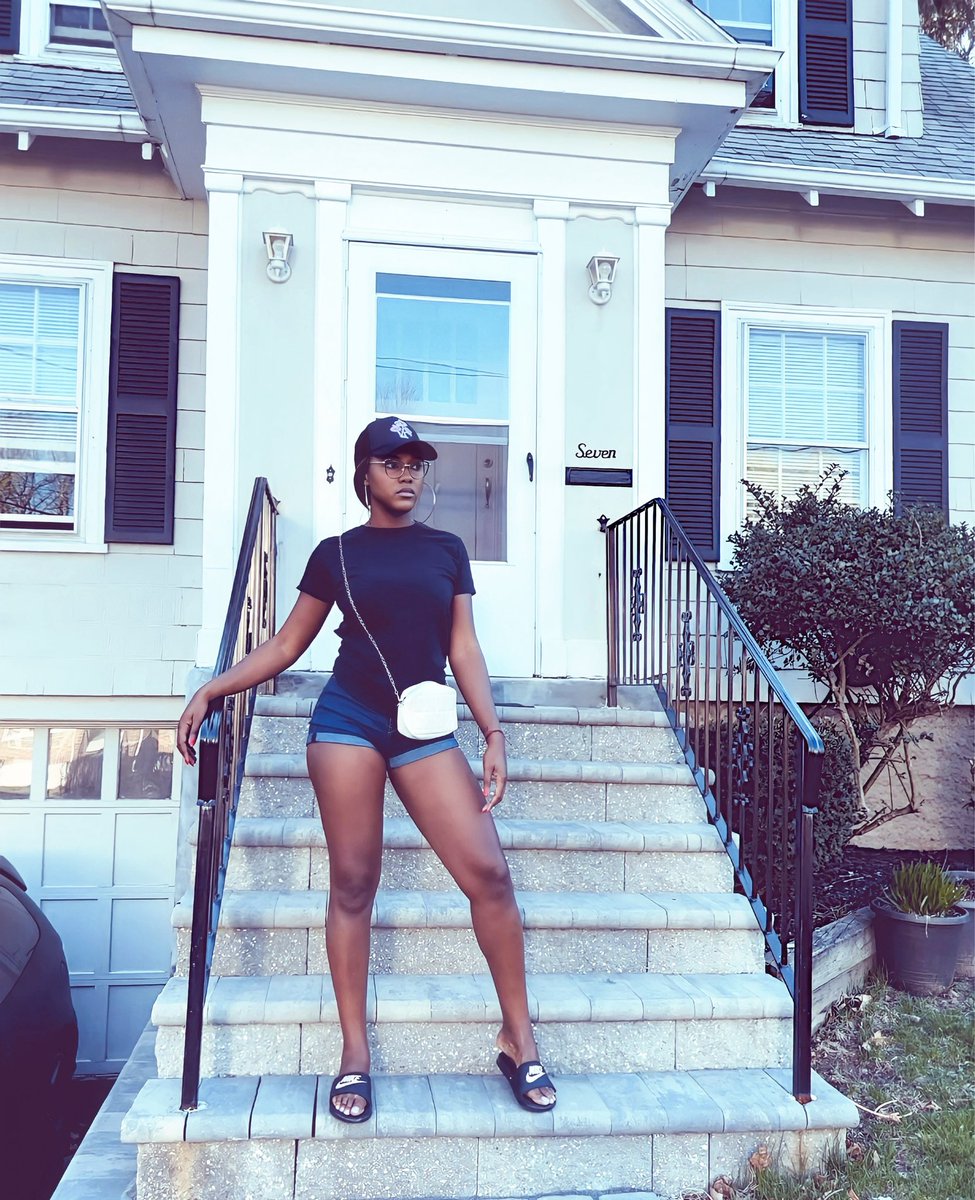rae_lamode's tweet photo. Been waiting for this spring weather to peek through!!! FINALLY 🙌🏾 https://t.co/T6HTLAQjVY