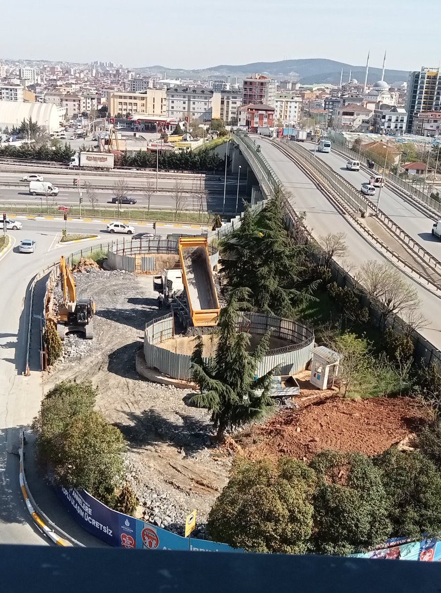 İstanbul Sultanbeyli’de metro şaftı hafriyat kamyonlarıyla moloz dökülerek kapatılıyor

-14/04/23