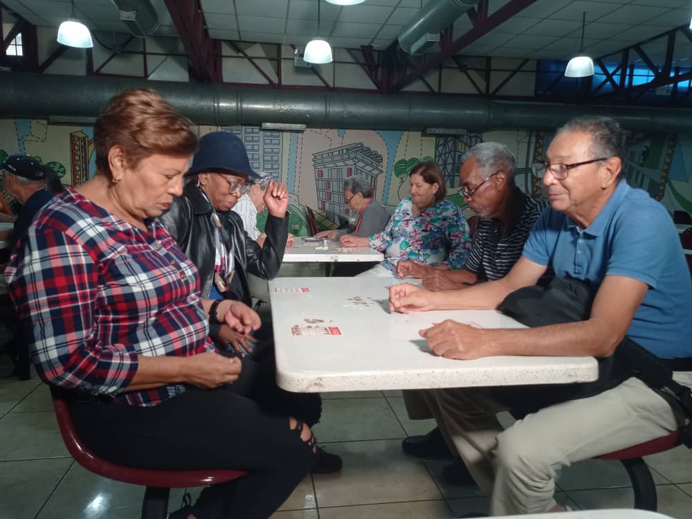 Minhvi_Oficial's tweet photo. #EstáPasando || Éste viernes se lleva a cabo una jornada de #BingoBailable para nuestros jubilados tal y como lo prometió el Min. @IMVillarroel1 para proporcionarle recreación y sano esparcimiento a los abuelos de la Reina de las Misiones
#MaduroLealtadYVictoria https://t.co/QvfLXAd8hj