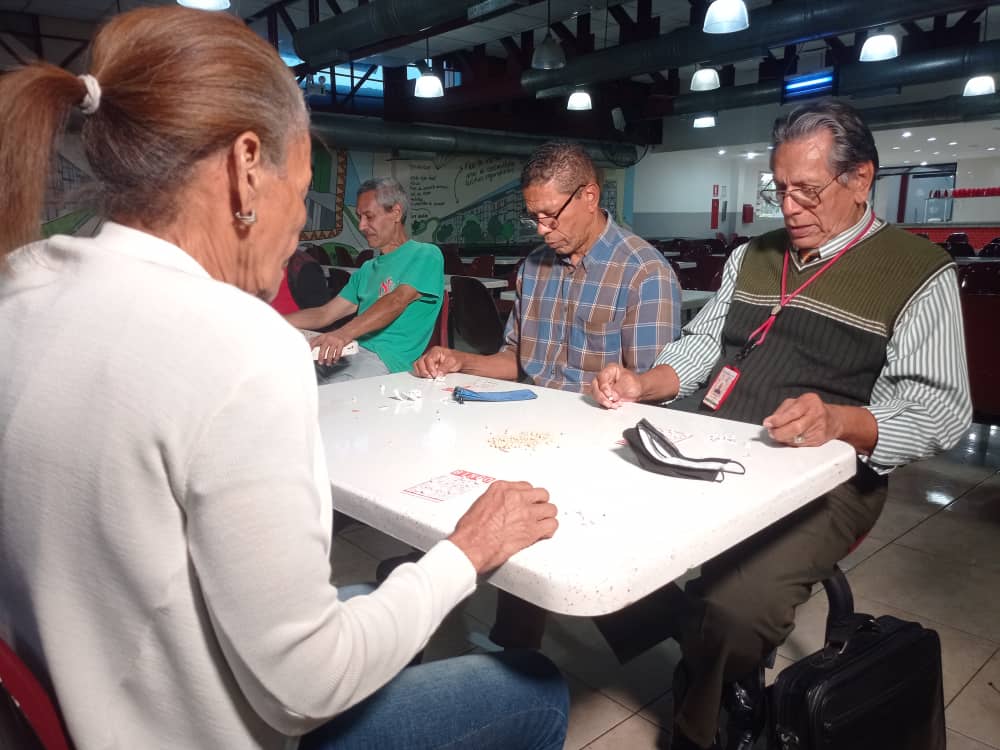 Minhvi_Oficial's tweet photo. #EstáPasando || Éste viernes se lleva a cabo una jornada de #BingoBailable para nuestros jubilados tal y como lo prometió el Min. @IMVillarroel1 para proporcionarle recreación y sano esparcimiento a los abuelos de la Reina de las Misiones
#MaduroLealtadYVictoria https://t.co/QvfLXAd8hj