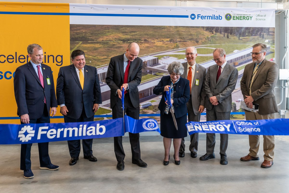 Fermilab's tweet image. We celebrated three major construction milestones yesterday: the ribbon-cutting for the PIP-II cryoplant building, the ceremonial key presentation for the IERC, and the groundbreaking for the PIP-II accelerator building! 🙌

news.fnal.gov/2023/04/illino…
#FutureofFermilab #PIP2 #IERC