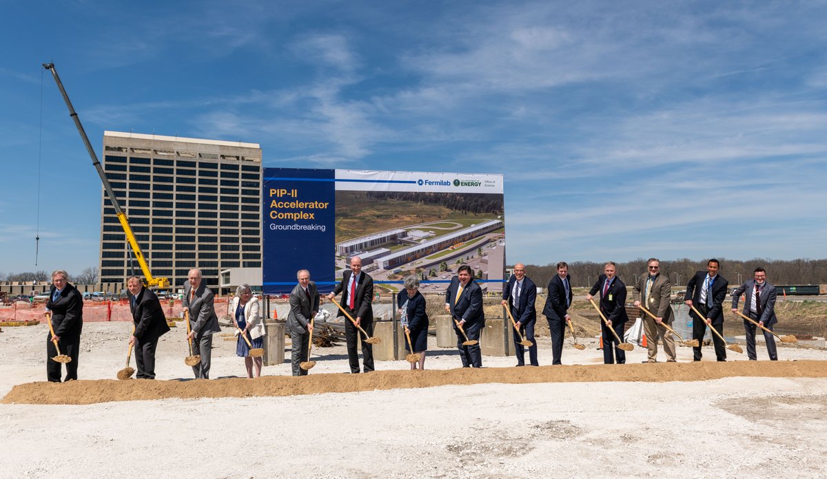 Fermilab's tweet image. We celebrated three major construction milestones yesterday: the ribbon-cutting for the PIP-II cryoplant building, the ceremonial key presentation for the IERC, and the groundbreaking for the PIP-II accelerator building! 🙌

news.fnal.gov/2023/04/illino…
#FutureofFermilab #PIP2 #IERC