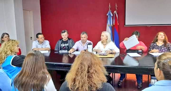 oviedo_luis's tweet photo. Convocados por la Subsecretaría de Educación @linares_cielo, participamos de la 1era reunión para Actualización de Diseños Curriculares de la Formación Inicial: PEI y PEP.
DES; SPEPM, Sindicatos
@miguel_sedoff
@jalbertogalarza @CGEMisiones 
@grillo141 @FChlypanka 
@udpm_misiones https://t.co/NuVHh70AdY