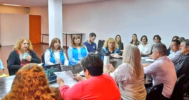 oviedo_luis's tweet photo. Convocados por la Subsecretaría de Educación @linares_cielo, participamos de la 1era reunión para Actualización de Diseños Curriculares de la Formación Inicial: PEI y PEP.
DES; SPEPM, Sindicatos
@miguel_sedoff
@jalbertogalarza @CGEMisiones 
@grillo141 @FChlypanka 
@udpm_misiones https://t.co/NuVHh70AdY
