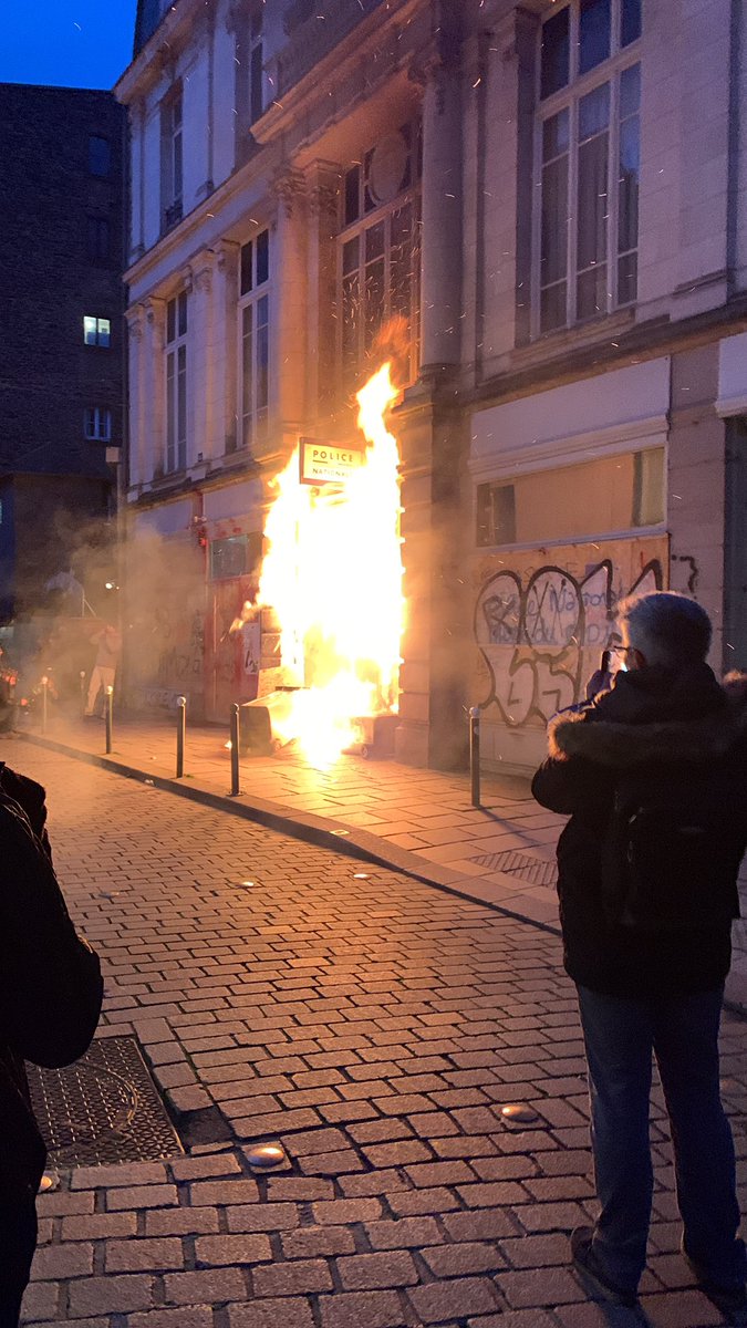 A rennes, un feu a démarré devant l’entrée d’une antenne du commissariat près de la place ste anne