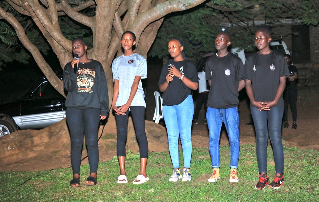 V/mayor <a href="/JeanneBihogo/">V/M ED Rwamagana</a> : Kuba tugishyingura imibiri y'Abatutsi bishwe muri Jenoside nyuma y'imyaka 29 bigaragaza ubukana yakoranwe.Dufite umukoro wo kurwanya ingengabitekerezo ya Jenoside kugira ngo ntizongere ukundi.Ababuze ababo muri Jenoside mukomere kdi muharanire kubaho neza.