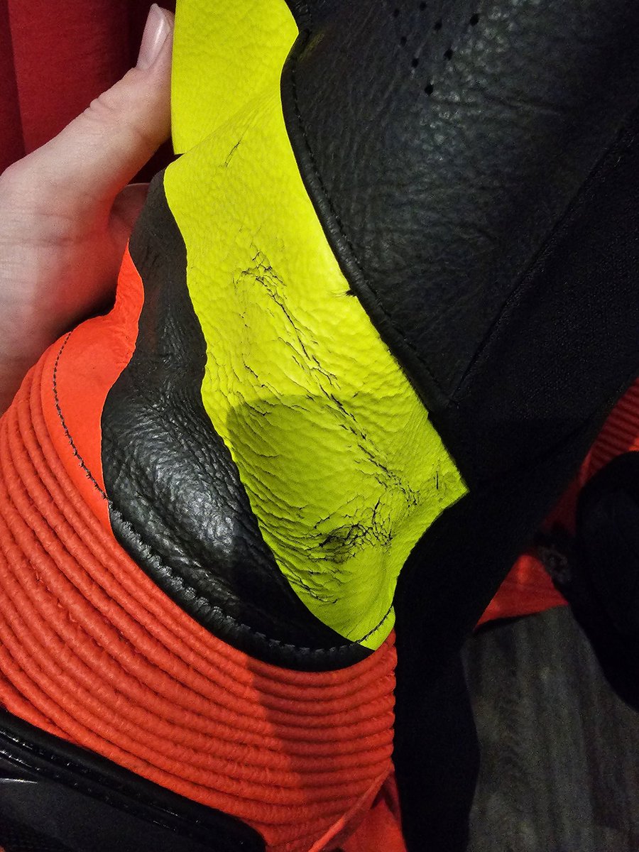chappo19901's tweet photo. @alpinestars got this atom v4 suit a few months back used them a maximum 5 times and this has happened 😳  it's been discontinued what do I do ? https://t.co/LtPc7OirRu