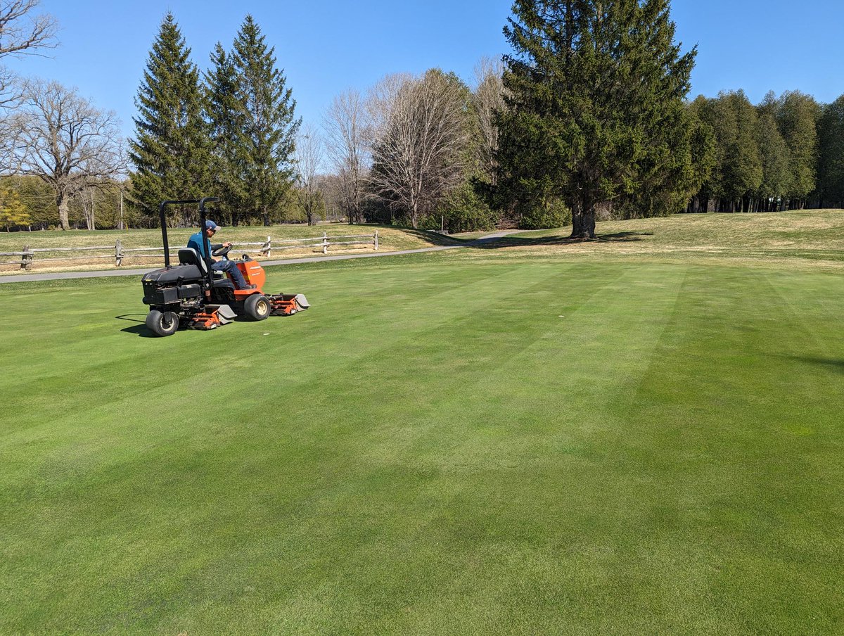 1st cut of the year <a href="/MetcalfeGolf/">Metcalfe Golf</a> things are looking great. We are planning to open the last week of April. Date to be confirmed next week. #ottawagolf #srping