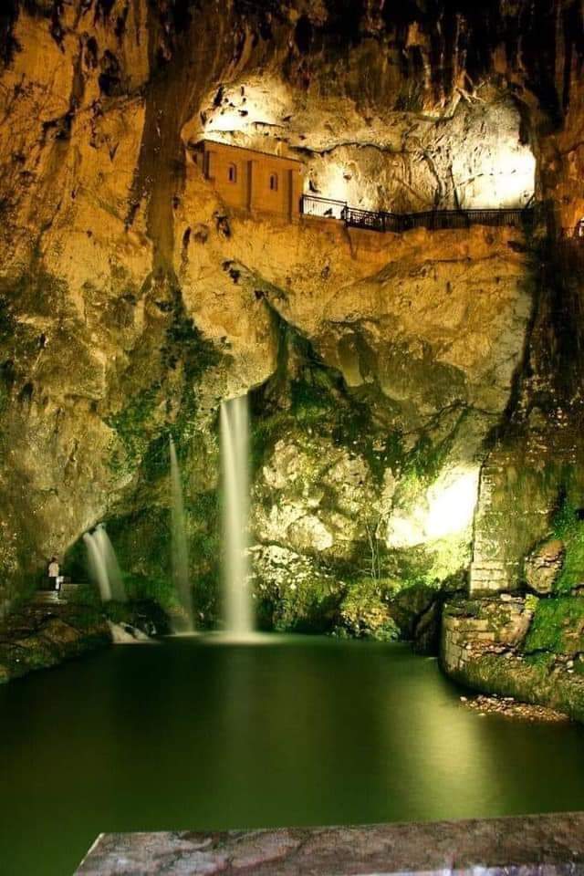 Imagen nocturna de la Cueva de Covadonga y su cascada, la Cueva de 'La Santina', como la llaman los asturianos. CangasDeOnis, Astúrias, España.
