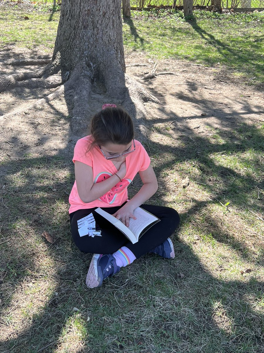 Taking our independent reading time outside today in grade 4/5!☀️📖 #dropeverythingandread @lan_lions