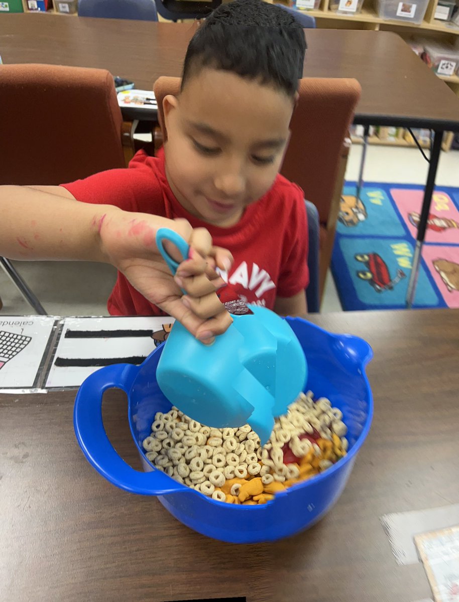 IreneGo71039953's tweet image. Goldfish, and whales, and sharks, oh my!!! Ended our week making our ocean snack mix.  @NISDRabaES #LifeinAle