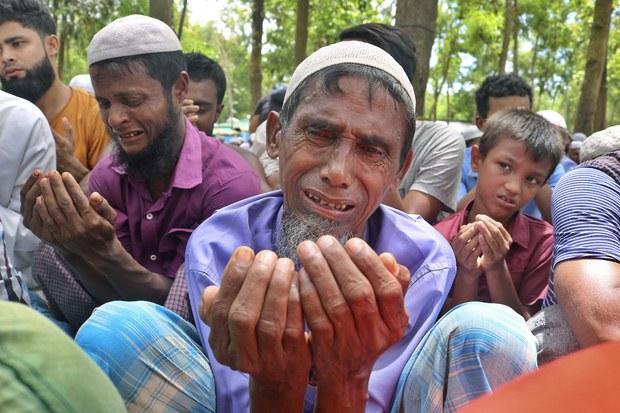 romddullah's tweet photo. Today, in gunfights among Rohingya insurgent groups and police, innocent refugees often become victims. Results, a #Rohingya woman named Noor Haba was killed in Camp 18. Why isn't someone with the power to stop this doing so? #EndViolence #ProtectCivilians #StopConflict #PeaceNow https://t.co/9aHWoSinJS