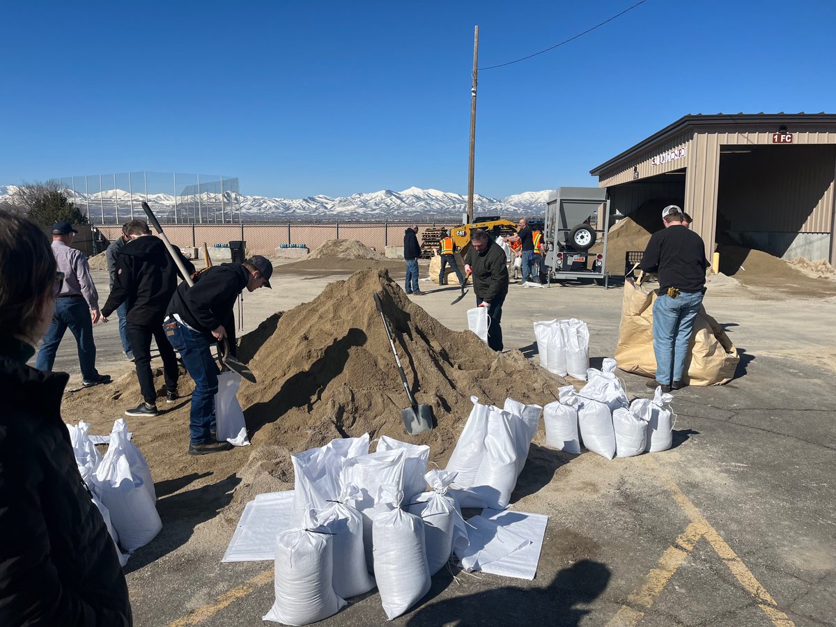 SLCoEmerMngt's tweet photo. 📢Volunteers Needed📢 Saturday, April 15, to help fill sandbags. There are several locations where you can help fill bags, Cottonwood Heights, Millcreek, Emigration Canyon, and Salt Lake City. Find details and additional information at https://t.co/rblBIqfYK1 https://t.co/LBB1TRuQdq
