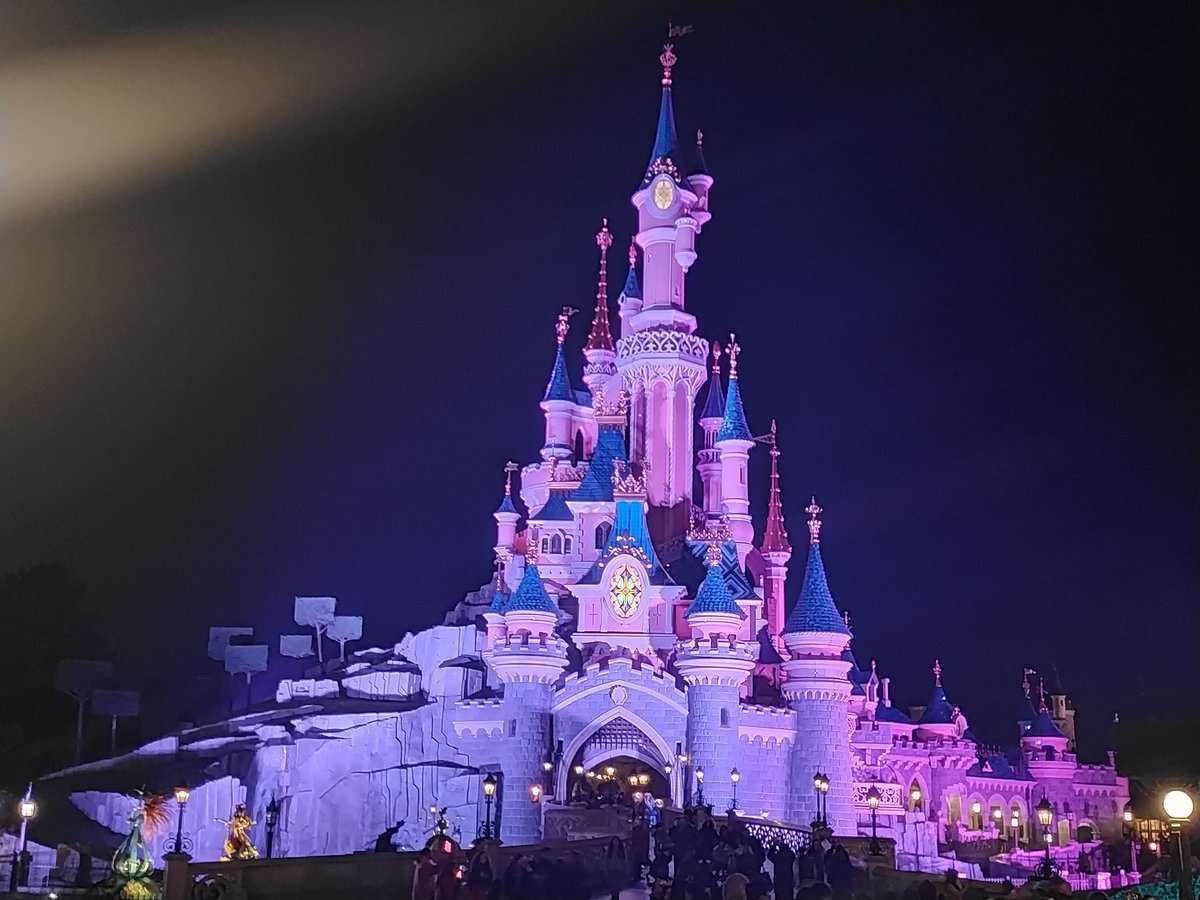 JSully2154's tweet photo. Retour à @DisneylandParis après une semaine de vacances dans le sud avec @ClementBiau1 , pour assister à la nouvelle version de #DisneyDLight , et surtout au grand retour de #DisneyDreams 😍 https://t.co/kyke2dqyQ1