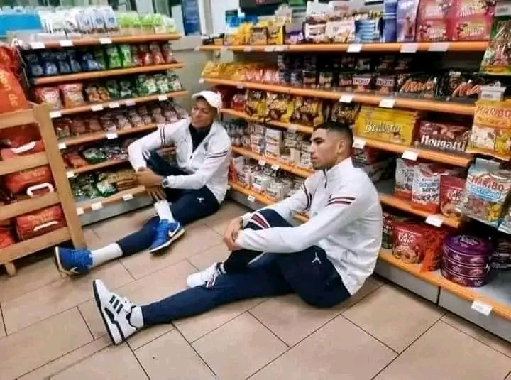 PkemoiKikwai's tweet photo. #achrafhakimi 
#Mbappe
#Samido 
#PSG 
#AndrewKibe
Hakimi and Mbappé in the supermarket waiting for Hakimi's mom to come and pay for the goods they took. https://t.co/4oXKmGCDSi