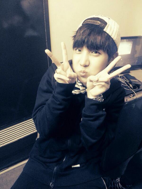 Annalovesseven's tweet photo. Good morning, to all whose day is starting, enjoy ☀️ 
Good night, to all whose day is ending, sweet dreams 🌙
Oh Hobi, you have our love &amp; our hearts, I hope it gives you strength until we can be together again 💜  @BTS_twt https://t.co/JLCoJzh25x