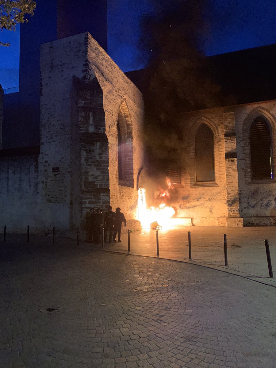 Pendant que le feu du poste de police est éteint, l’entrée du Couvent des jacobins a été incendiée. Feu désormais éteint par le camion à eau des CRS