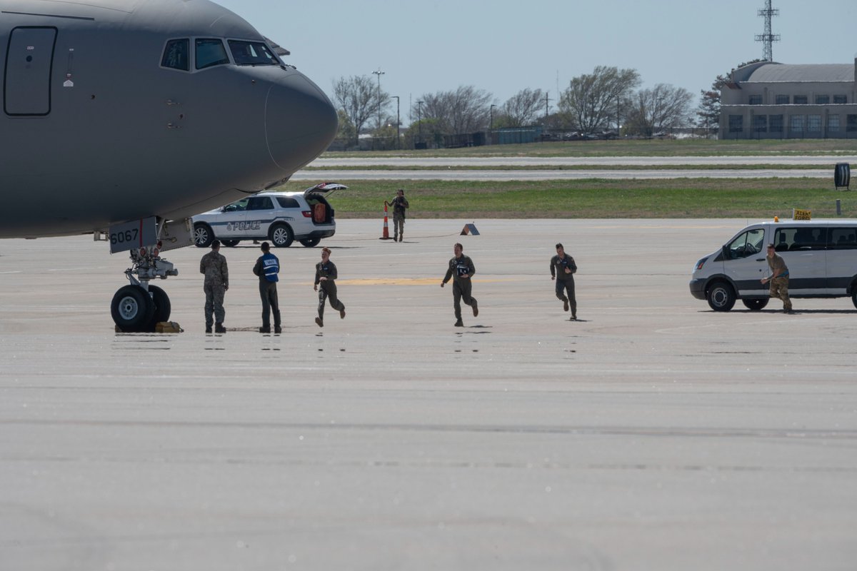 22ARW's tweet photo. #22ARW Airmen race across the flightline to a KC-46 after alerted to an exercise mission during @US_STRATCOM's Exercise #GlobalThunder23! 1st time a KC-46 participated in Global Thunder!
✈️ 🏃♂️🏃🏃♀️ 🚐
#StrategicDeterrence, #AnytimeAnywhere, #PeaceIsOurProfession
@AirMobilityCmd https://t.co/vrhT3iZvKq