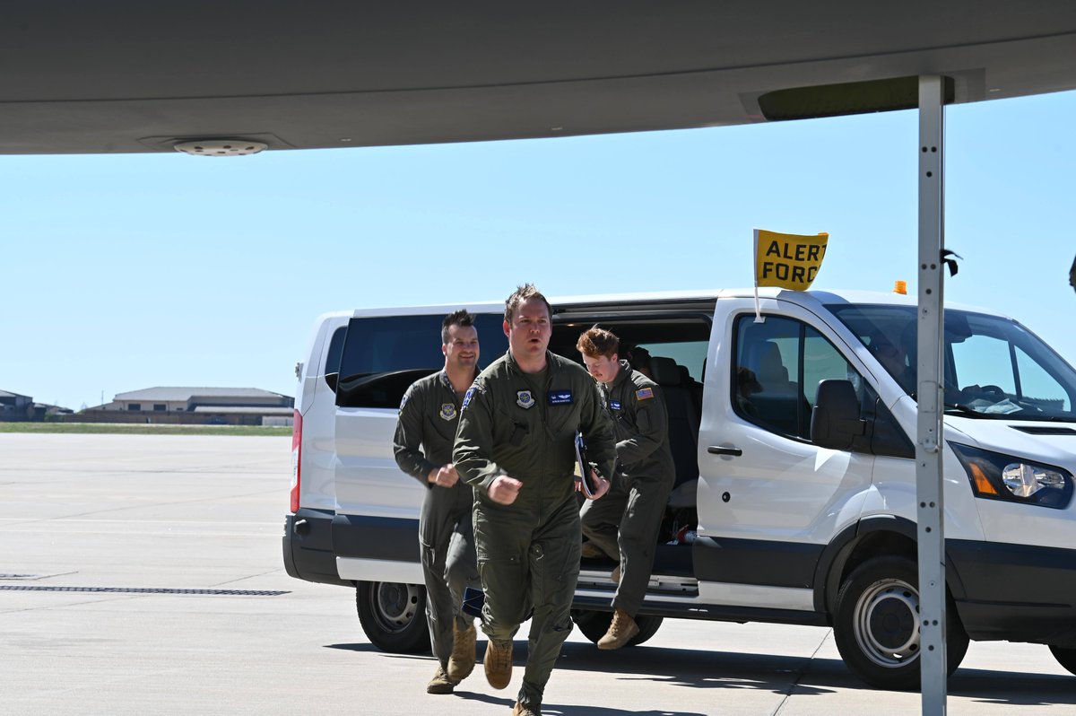 22ARW's tweet photo. #22ARW Airmen race across the flightline to a KC-46 after alerted to an exercise mission during @US_STRATCOM's Exercise #GlobalThunder23! 1st time a KC-46 participated in Global Thunder!
✈️ 🏃♂️🏃🏃♀️ 🚐
#StrategicDeterrence, #AnytimeAnywhere, #PeaceIsOurProfession
@AirMobilityCmd https://t.co/vrhT3iZvKq