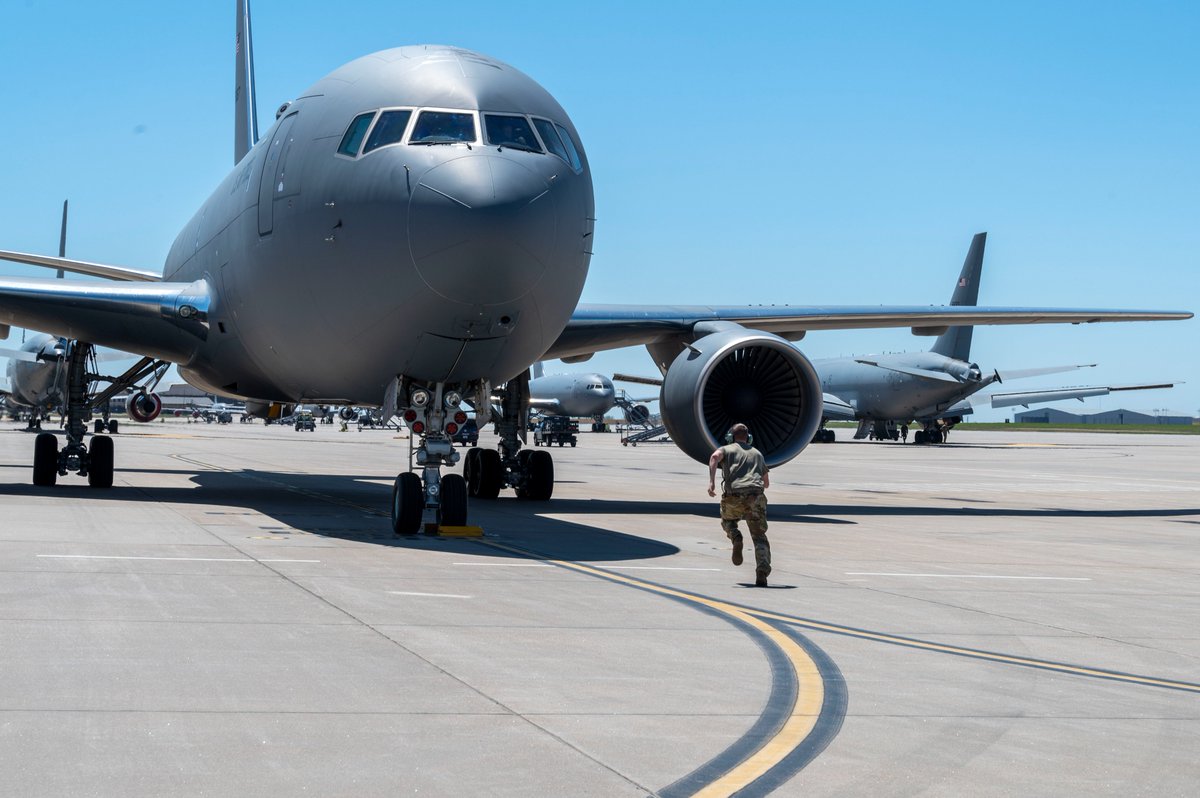 22ARW's tweet photo. #22ARW Airmen race across the flightline to a KC-46 after alerted to an exercise mission during @US_STRATCOM's Exercise #GlobalThunder23! 1st time a KC-46 participated in Global Thunder!
✈️ 🏃♂️🏃🏃♀️ 🚐
#StrategicDeterrence, #AnytimeAnywhere, #PeaceIsOurProfession
@AirMobilityCmd https://t.co/vrhT3iZvKq