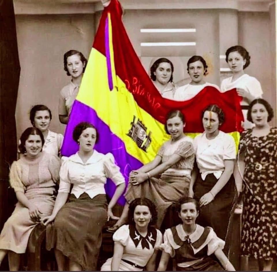 “La II República fue la mujer yendo a la universidad, el franquismo fue la vuelta de la mujer a la cocina”
(Gerardo Tecé, @gerardotc)
#EllasMarcaronHistoria, #fascismo NUNCA MÁS
#14deAbril #14deAbril2023 ❤️💛💜 #SaludYRepública
lavozdelarepublica.es/2021/09/la-sit… 
galiciaunica.es/el-manual-de-l…