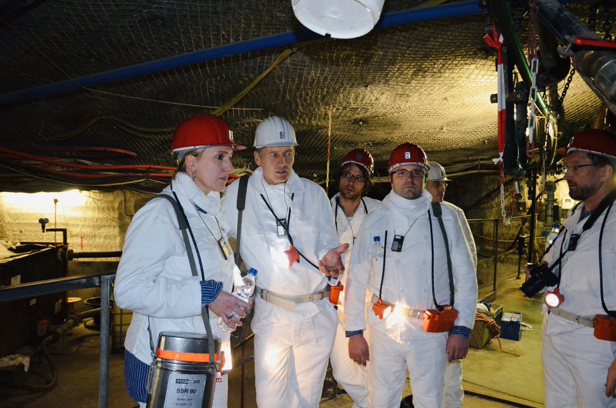 Sicher ist nur das Risiko. Morgen ist immerhin in Deutschland Schluss mit dem #AKW-Betrieb. Der ☢️ Müll bleibt über Jahrtausende von Generationen eine strahlende Gefahr. Völlig unverantwortlich. #AKWAbschaltung #Atomkraft 

Bild: Besichtigung der Asse als Saar-Ministerin 2011