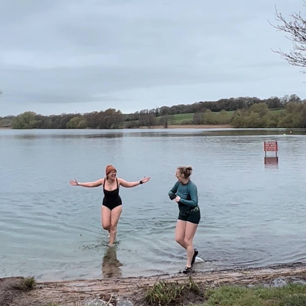 Started my birthday off in the most perfect way for me, with an early morning wild swim with my favourite wild woman Claire. Followed by tea and homemade chocolate truffles sat by the lake 😊

#outdoorswim #outdoorswimming #outdoorswimmingsociety #outdoorswimmer #outdoorswimm…