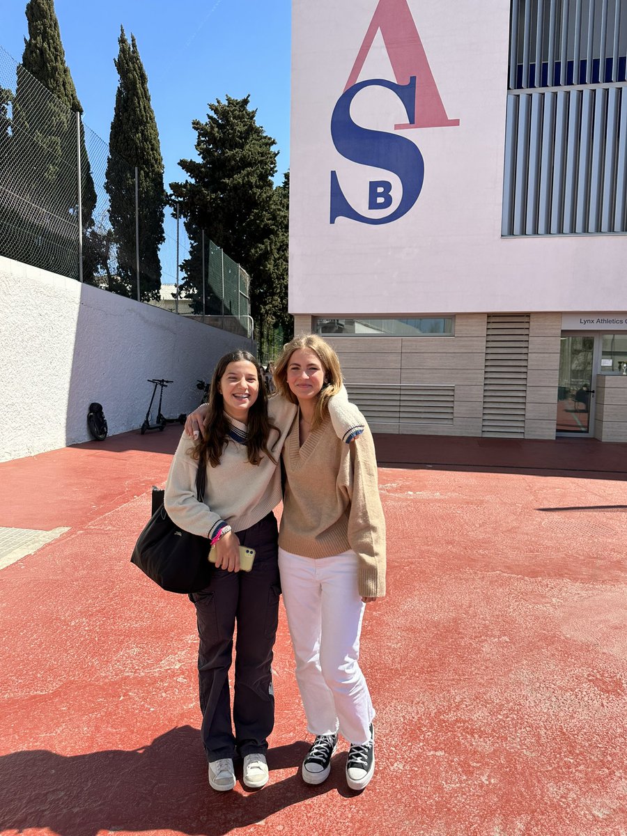 This week alumna Karitte who attended @ASBschool from 2018-21 visited #Barcelona with her father. 

Now in G8 @AESDelhi she was thrilled to reconnect with former friends and teachers. 

Once a Lynx, Always a Lynx! 💙