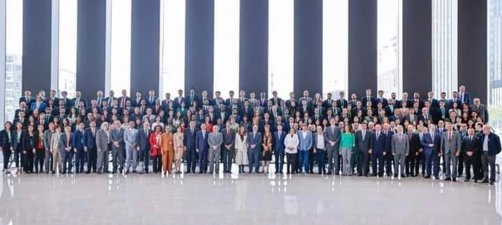 juliovschneider's tweet photo. Essa foi a comitiva do lula para a China, lotou 2 aviões e dentre tantos inúteis, há líderes de sindicatos e um invasor de propriedade privada. https://t.co/C9O8RCsMQ7