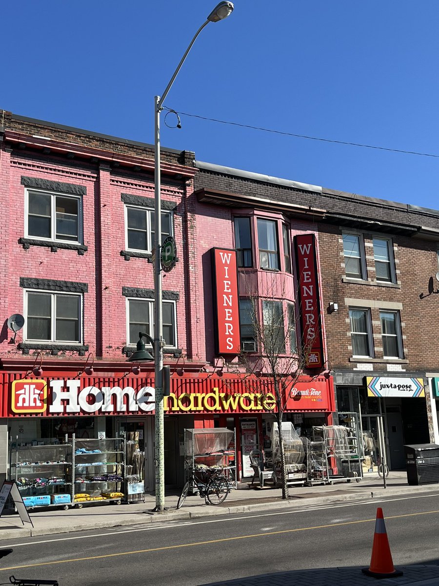 Beth_Levy66's tweet image. Some of the old stores and restaurants remain. #BloorStreet #Annex