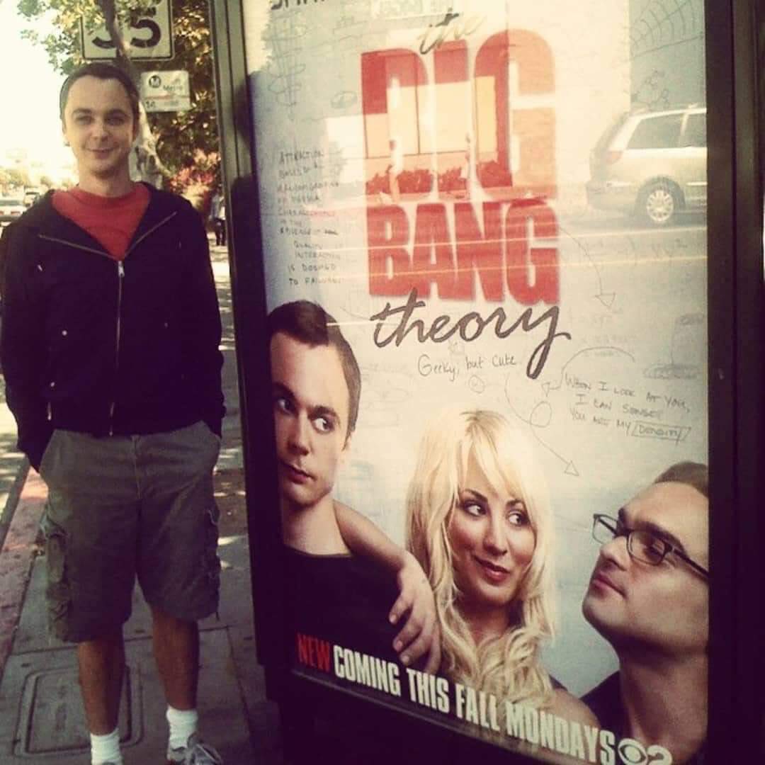 DSheldon_Cooper's tweet photo. Allá por 2007, semanas antes del estreno de The Big Bang Theory, un desconocido Jim Parsons se hizo una foto con el cartel que promocionaba la serie. Estaba viviendo un sueño.
Años después, The Big Bang Theory se convirtió en una de las series más exitosas de la historia... https://t.co/CUvDrieglf