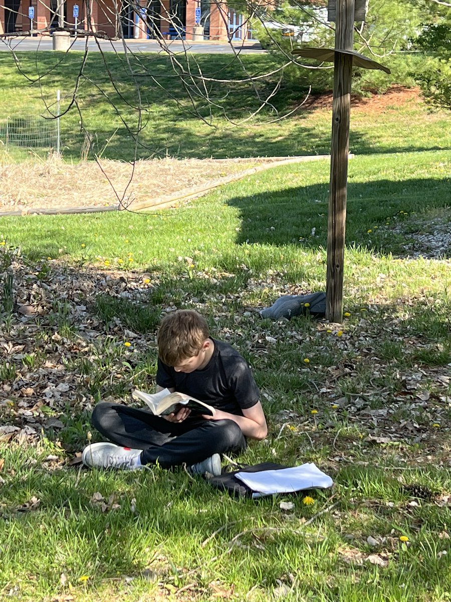 Book clubs enjoying the beautiful weather ☀️📚