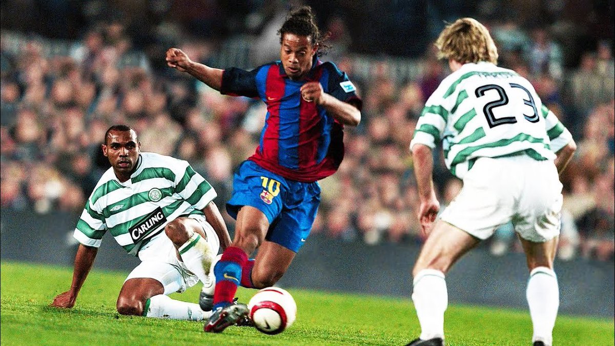 كل لاعب في كرة القدم له مهارة الخاصة أو ما تُسمى بالـ ( Signature Move ) . . حتى لو قام بها لاعب من قبله وهو أعاد تكرارها ، بيكون هو أكثر لاعب قام بالمهارة بدقة عالية.

في الثريد الآتي لاعبون ومهاراتهم الخاصة. 🪄