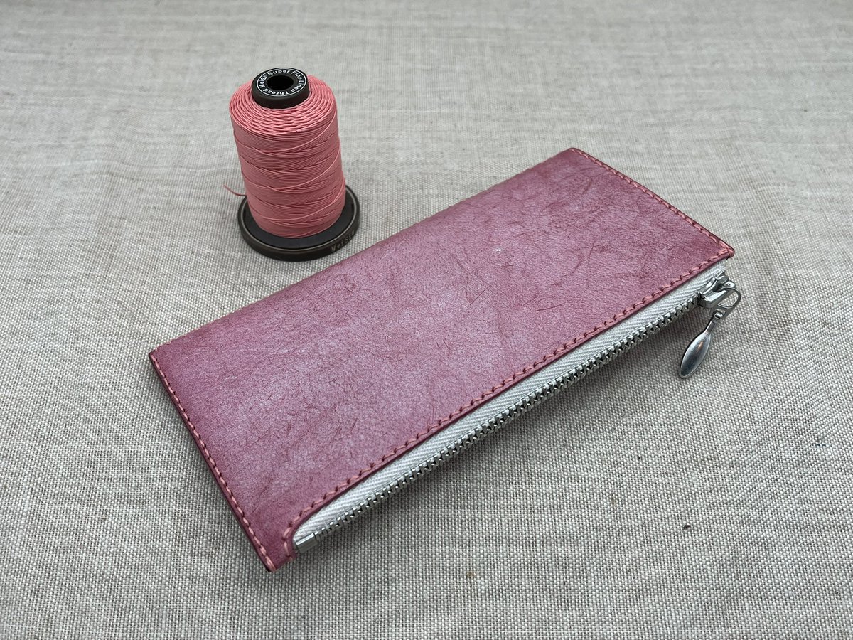 gaku_jp_'s tweet photo. ■フラグメントケース
ALASKA:Pink
meisi super fine:Coral
今回は、内布を貼って✨ファスナーの長さを微調整しました。
#レザークラフト
#フラグメントケース
#ALASKA
#kawamuraleather
#meisi
#meisisuperfine
#GlobalHigh_endTools
#ALLforleather https://t.co/gL4i3GLQ6c