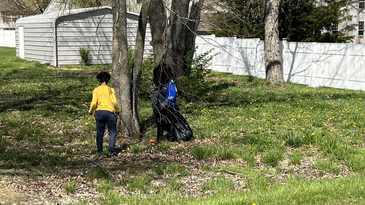 Thank you to our CWE Robotics team for their service of keeping Chapelwood beautiful! <a href="/CWChamps/">Chapelwood Elementary</a> #wearewayne