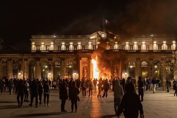 EmilieDefresne's tweet photo. Suite à l'#incendie de la mairie de #Bordeaux.
La #gauche, "pour détourner le regard" a tenté de faire passer ce crime sur l'extrême droite.
Or, ce Soir 14/04 sur #Cnews, J-Ch #Couvy Secrétaire National #Police #FO vient de démentir: les coupables sont connus &amp; sont #gauchistes. https://t.co/vbm3g1OXHD