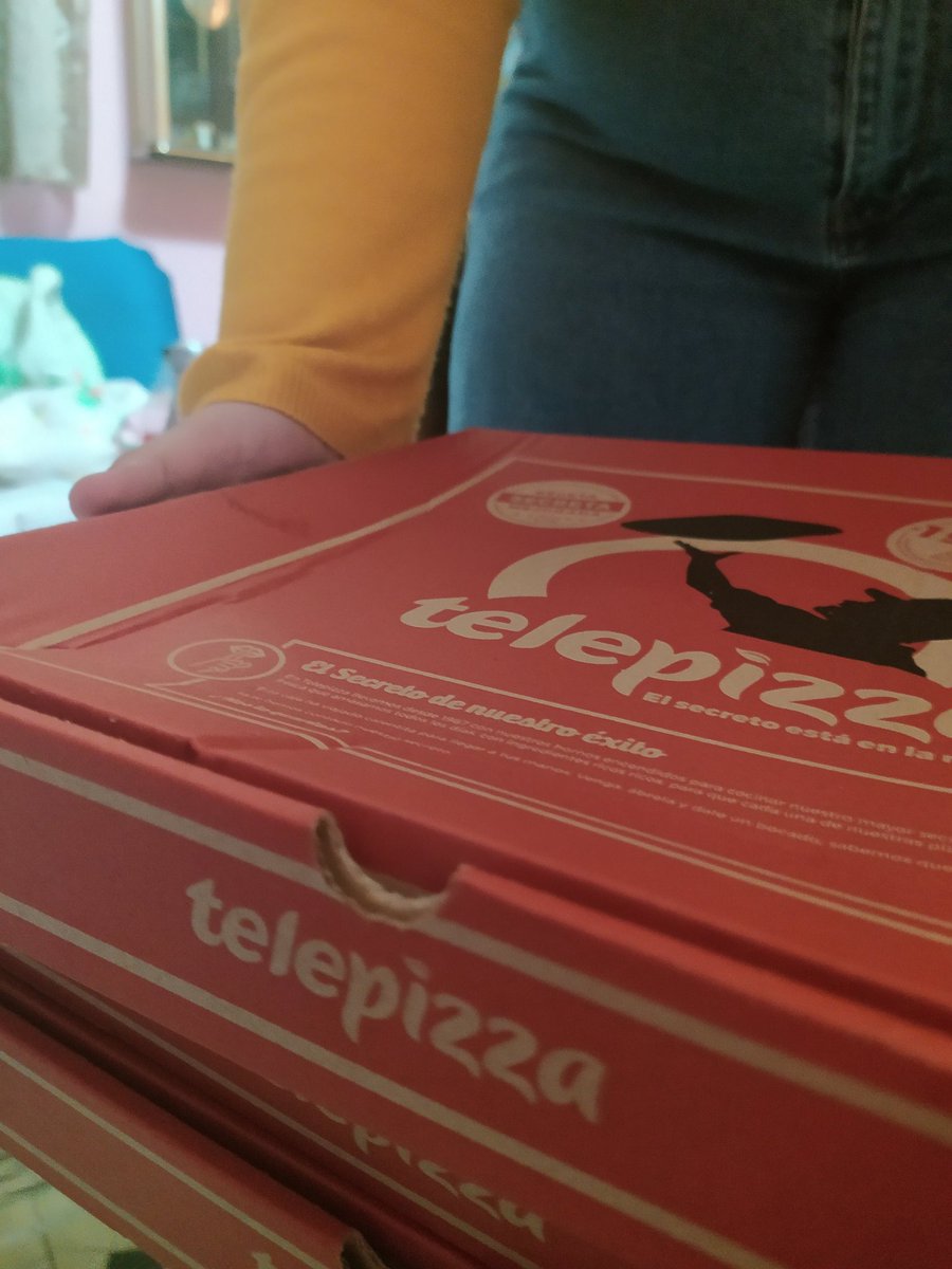 mispapisvenOT's tweet photo. @telepizza_es hace una hora que hemos hecho un pedido y nos ha llegado 25 minutos más tarde de lo que marcaba la aplicación, pero en que condiciones. https://t.co/I5wYkQ4TMo